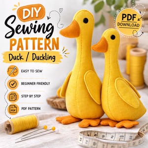 Może przedstawiać: Dwa ręcznie robione pluszowe kaczki w kolorze żółtym z pomarańczowymi dziobami i stopami. Obraz zawiera tekst "DIY Sewing Pattern Duck / Duckling", "Easy to Sew", "Beginner Friendly", "Step by Step" i "PDF Pattern". Widoczne są również materiały do szycia.