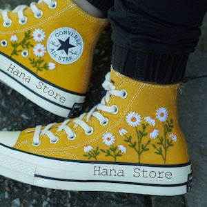 Baskets Converse brodées personnalisées : chaussures montantes fleuries cousues main