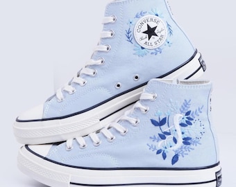 Converse da matrimonio ricamate: scarpe da sposa personalizzate con design floreale