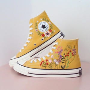 Custom Converse jaren 70: handgeborduurde sneakers met bloemen