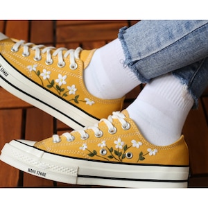 Handgestickte Chrysantheme umgekehrt: Gelbe Low Top Sneakers