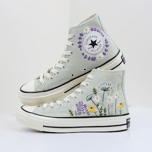 Converse brodées avec fleurs de jardin : baskets de mariée personnalisées