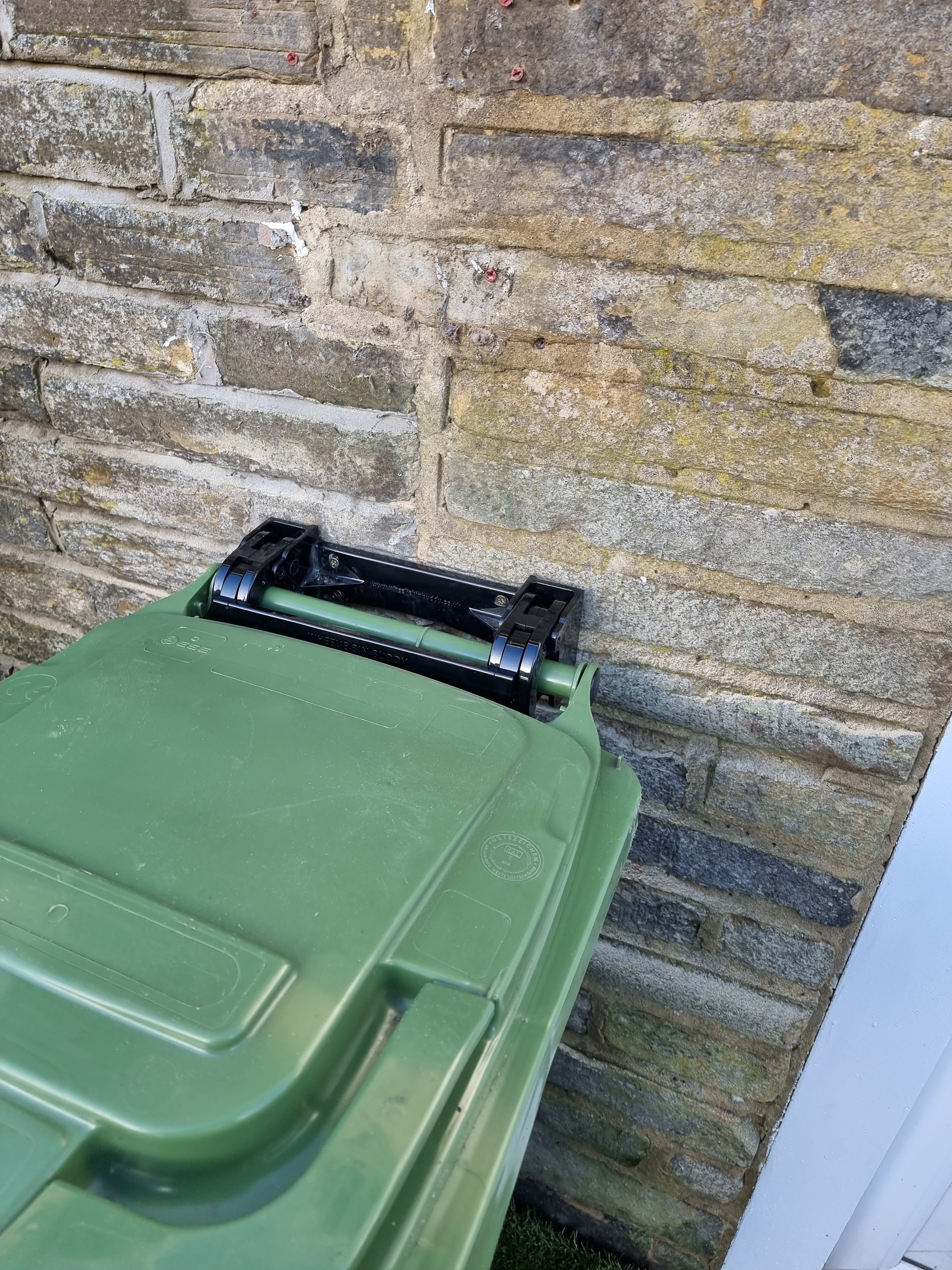 Wheelie Bin Lock / Wheelie Bin Buddy / Wheelie Bin Clamp / Bin Lock