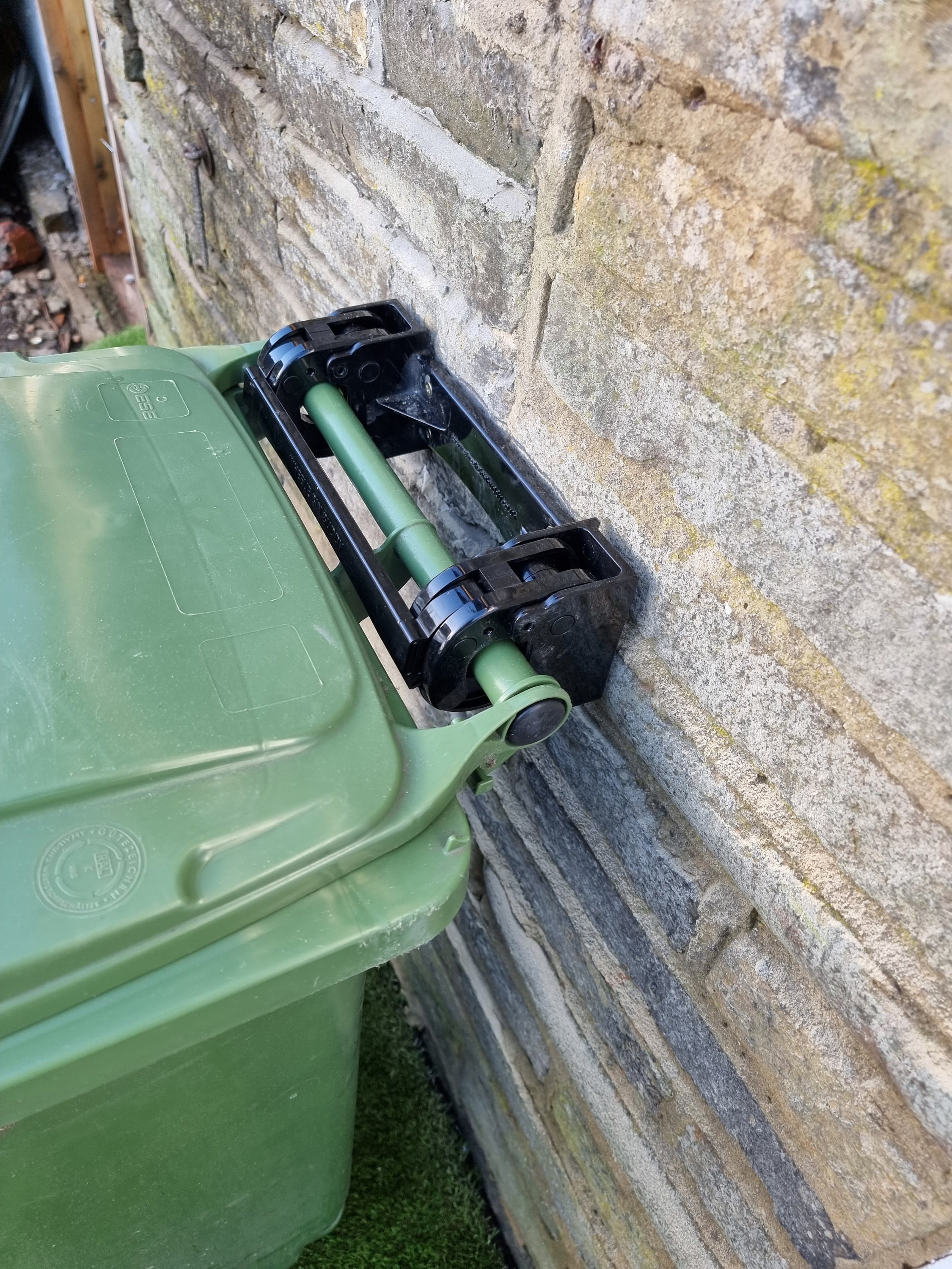 Wheelie Bin Lock / Wheelie Bin Buddy / Wheelie Bin Clamp / Bin Lock