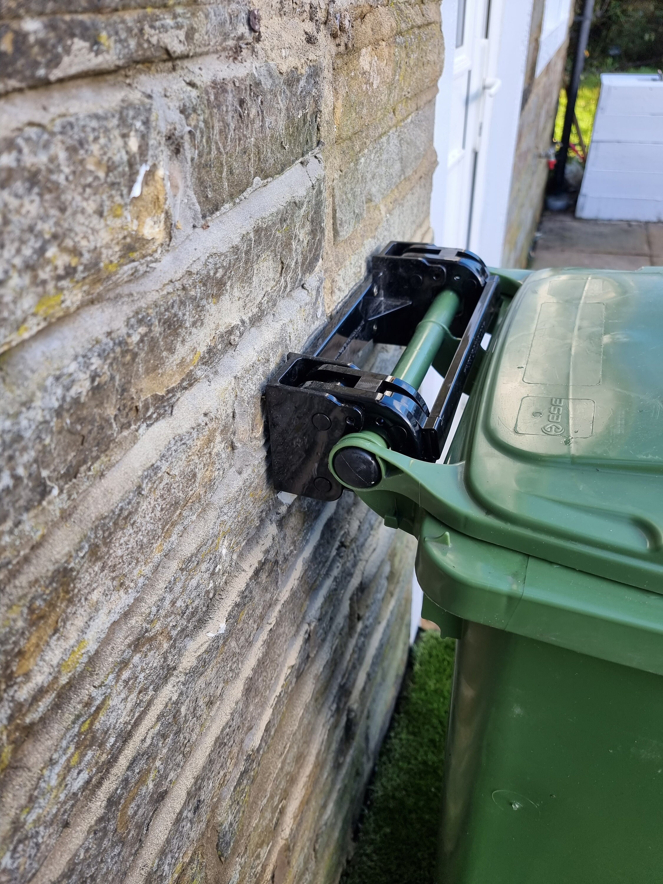 Wheelie Bin Lock / Wheelie Bin Buddy / Wheelie Bin Clamp / Bin Lock