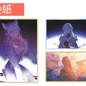 Puede incluir: Tres impresiones artísticas con ilustraciones de estilo anime. Una muestra un personaje con orejas de gato y un collar rojo. Otra muestra una figura sosteniendo una máscara. La tercera impresión muestra una figura con una capa con capucha. Las impresiones tienen bordes dorados.