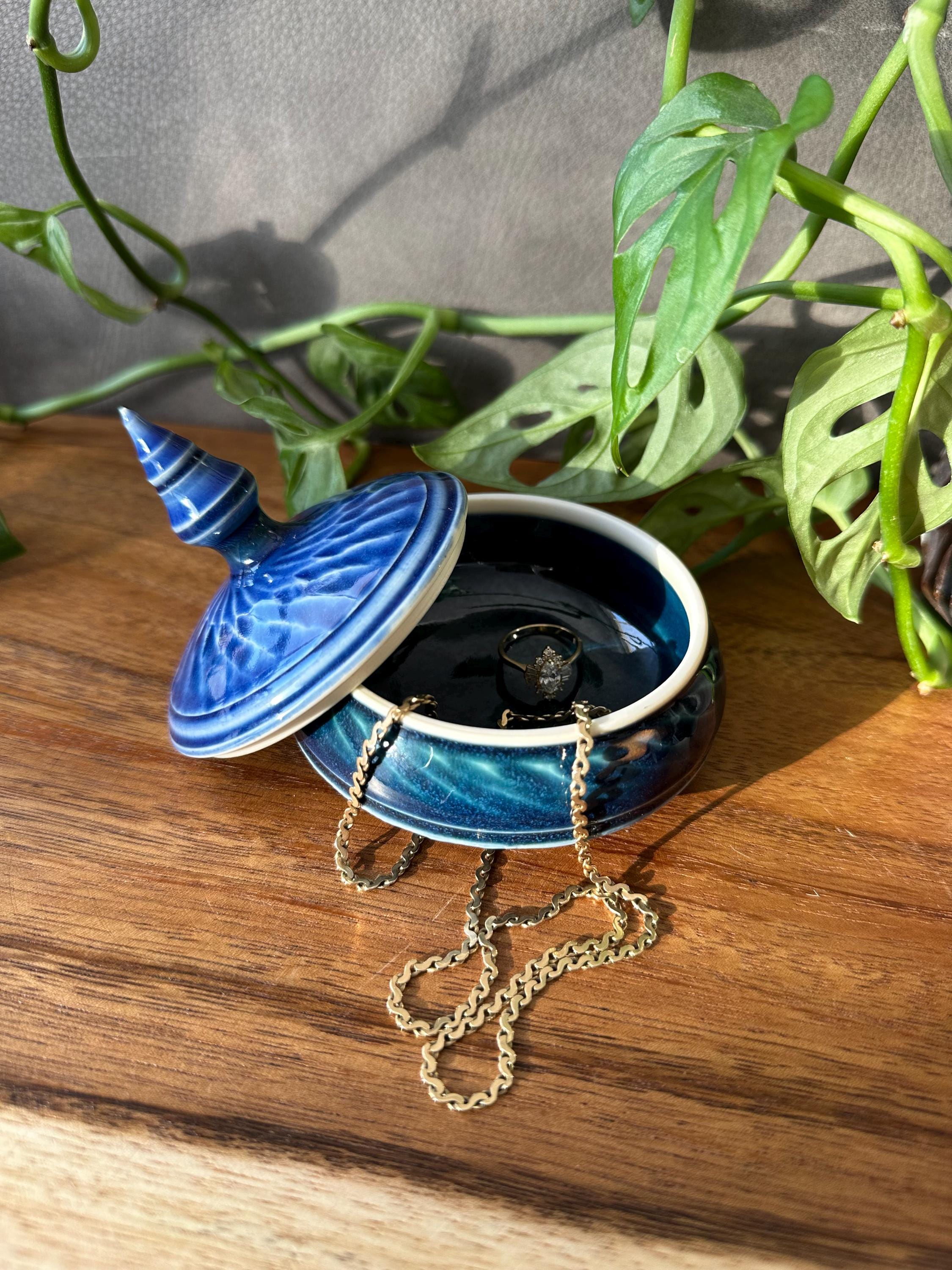 手作りの青い磁器の蓋付き小物入れ • 陶器 - Etsy 日本