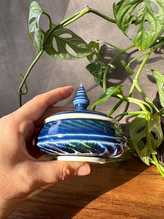 手作りの青い磁器の蓋付き小物入れ • 陶器 - Etsy 日本