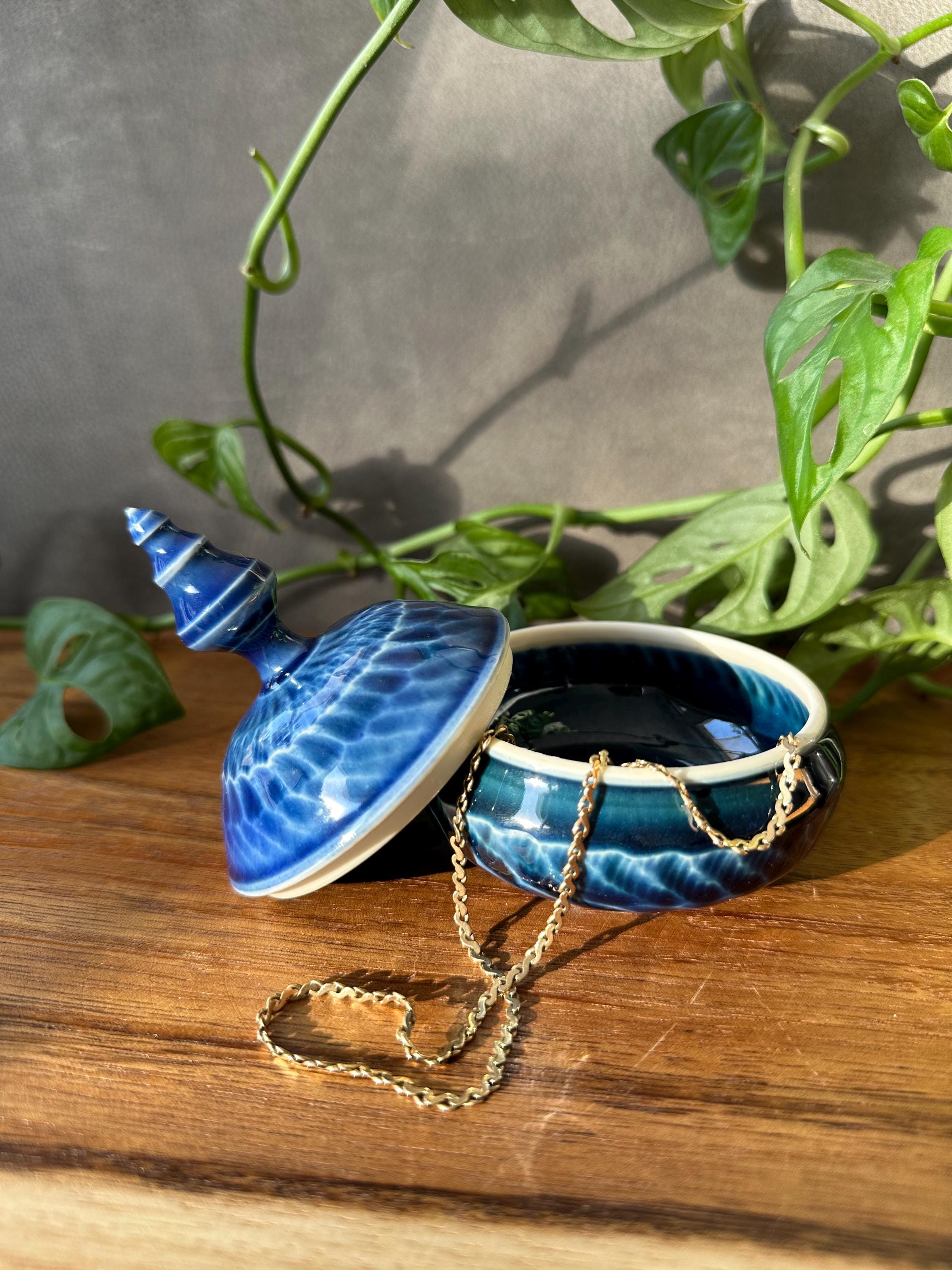 手作りの青い磁器の蓋付き小物入れ • 陶器 - Etsy 日本