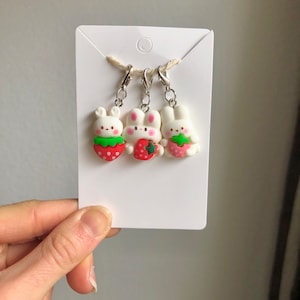 Segnapunti fatti a mano con coniglietti e fragole / Adorabili accessori per lavoro a maglia e uncinetto / Set di oggetti unici e affascinanti