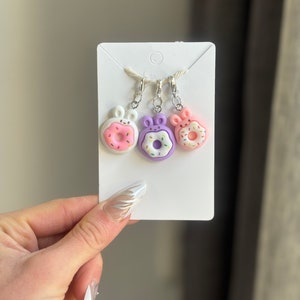 Adorabile coniglietto fatto a mano con ciambella segnapunti: grazioso accessorio/strumento per lavoro a maglia e uncinetto / Kawaii Fibre Arts Notions