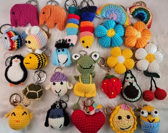 Llavero de ganchillo a mano, llavero Amigurumi hecho a mano, animales tejidos a mano fruta arco iris flor corazón bolsa de sol accesorios, regalo del día de la madre