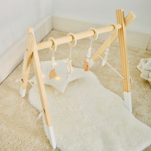 Palestrina Montessori di legno con 4 giochi appesi - Gimnasio Montessori para bebè con 4 juguetes - Wooden gym with 4 toys