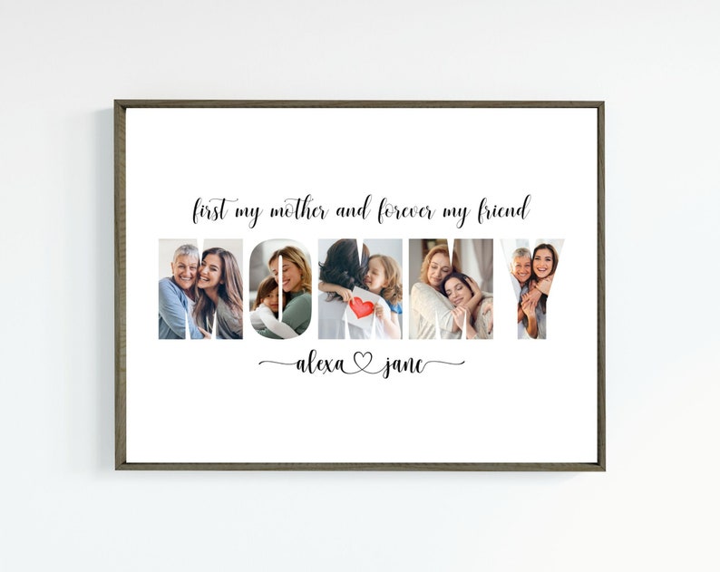 Op de afbeelding: Een ingelijste fotocollage die het woord "MOMMY" spelt met foto's van een familie. De tekst "first my mother and forever my friend" staat boven de collage en de tekst "alexa & jane" staat onder de collage.