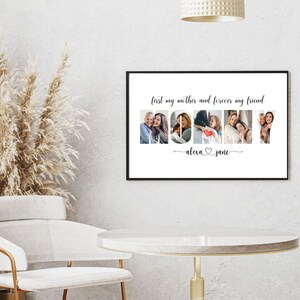 Op de afbeelding: Een witte ingelijste print met een fotocollage die het woord "MOMMY" spelt met foto's van een moeder en haar dochters. De tekst "first my mother and forever my friend" staat boven de collage en de tekst "alexa &hearts; jane" staat onder de collage.