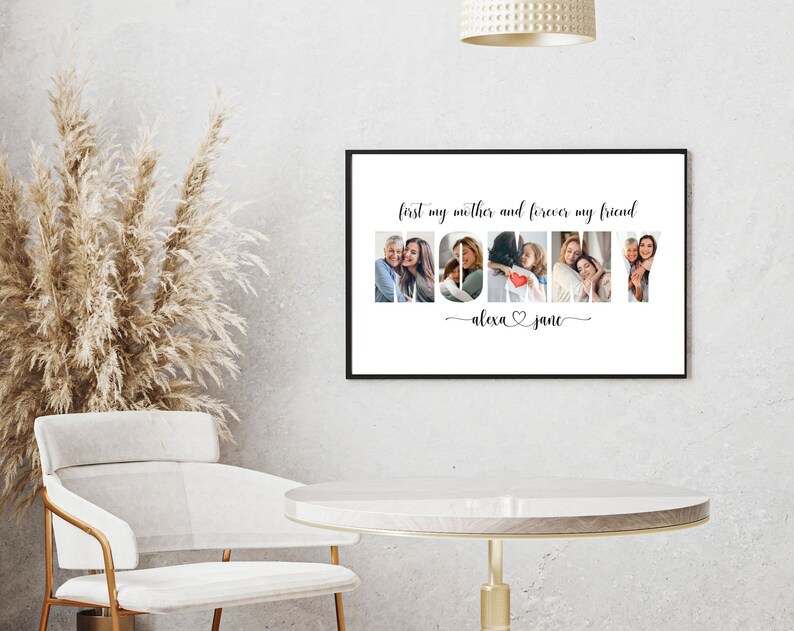 Op de afbeelding: Een witte ingelijste print met een fotocollage die het woord "MOMMY" spelt met foto's van een moeder en haar dochters. De tekst "first my mother and forever my friend" staat boven de collage en de tekst "alexa &hearts; jane" staat onder de collage.