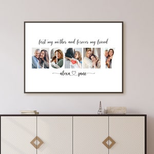 Op de afbeelding: Een ingelijste fotocollage met het woord "MOMMY" gespeld met behulp van foto's van een familie. De tekst "first my mother and forever my friend" staat boven de foto's. De tekst "alexa & jane" staat onder de foto's.