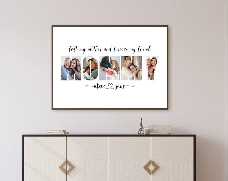 Op de afbeelding: Een ingelijste fotocollage met het woord "MOMMY" gespeld met behulp van foto's van een familie. De tekst "first my mother and forever my friend" staat boven de foto's. De tekst "alexa & jane" staat onder de foto's.