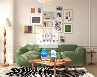 Pode incluir: Um sofá verde com uma mesa de centro de madeira e um tapete de zebra em uma sala de estar com uma parede branca que apresenta uma parede de galeria de impressões de arte abstrata em várias cores e tamanhos. O texto "FRAME MOCKUP" está impresso na parede. O texto "Canva PSD" está impresso em um círculo azul e branco e um quadrado branco.