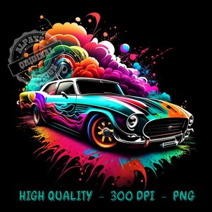 Könnte beinhalten: Ein farbenfrohes, abstraktes Design mit einem Oldtimer mit Flammen und Farbspritzern. Das Auto ist blau, grün und lila mit orangefarbenen und gelben Akzenten. Der Hintergrund ist schwarz mit bunten Farbspritzern.