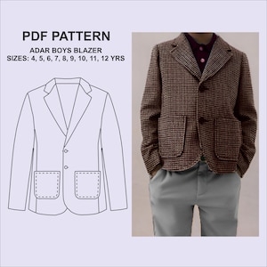 Pode incluir: Um desenho a preto e branco de um blazer com três botões e dois bolsos. O desenho é etiquetado como "PDF PATTERN ADAR BOYS BLAZER SIZES: 4, 5, 6, 7, 8, 9, 10, 11, 12 YRS". À direita da imagem, é mostrada uma foto de um blazer xadrez castanho e branco.