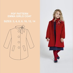 Op de afbeelding: Een PDF-patroon voor een meisjesjas, genaamd de Emma Girls Coat. Het patroon is verkrijgbaar in de maten 3, 4, 6, 8, 10, 12 en 14. Een lijntekening van de jas is te zien aan de linkerkant van de afbeelding. Aan de rechterkant van de afbeelding draagt een jong meisje een rode jas die lijkt op de jas in het patroon.