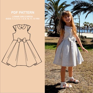 Könnte beinhalten: Eine Schwarzweißzeichnung eines Mädchenkleides mit einer Schleife auf der Vorderseite. Das Kleid hat einen Peter-Pan-Kragen und kurze Ärmel. Die Zeichnung befindet sich auf einem pfirsichfarbenen Hintergrund. Der Text "PDF PATTERN LONNIE GIRLS DRESS SIZES: 3, 4, 5, 6, 7, 8, 8, 10, 11, 12 YRS" befindet sich oben auf der Zeichnung. Ein junges Mädchen trägt ein weißes Kleid mit einer Schleife auf der Vorderseite. Sie steht in einem Park mit grünem Gras und Palmen.