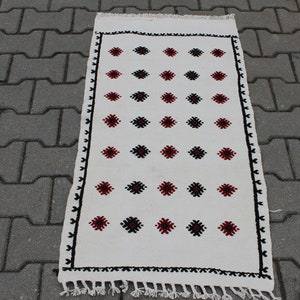 Pequeña alfombra blanca tejida a mano, alfombra turca 2x4, sala de estar de alfombra boho, alfombra kilim turca, alfombra boho para dormitorio, regalo para ella