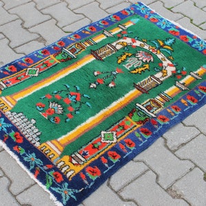 2.3 x 3.4 ft Rug