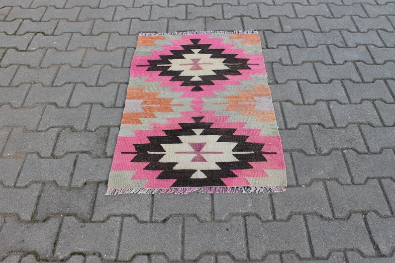 turkish kilim rug
small area rug
pink vintage rug
geometric kilim rug
colorful rug
unique rug
washable rug
pink kilim rug
antique rug
modern rug
small kilim rugs
2x3 ft rug
tribal rug