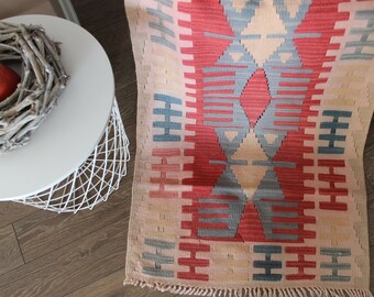 Alfombra Kilim turca vintage de 2x4: lana roja y rosa, decoración geométrica