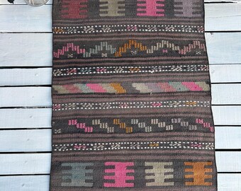 Vintage Handmade Turkish Kilim Rug: Handwoven Boho Decor (2.4 x 4.0 ft)