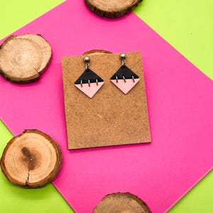 Geometrische Ohrringe aus Reifen und Kunstleder.