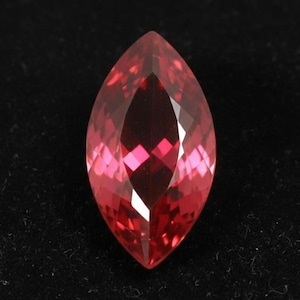 Marquiseslipad duvblodröd rubin, labframställd lös ädelsten för att tillverka smycken. Födelsesten i juli, present till henne.