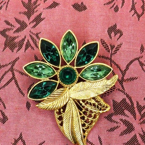 Vintage Emerald Green Flower Brooch: Gold Tone Pin