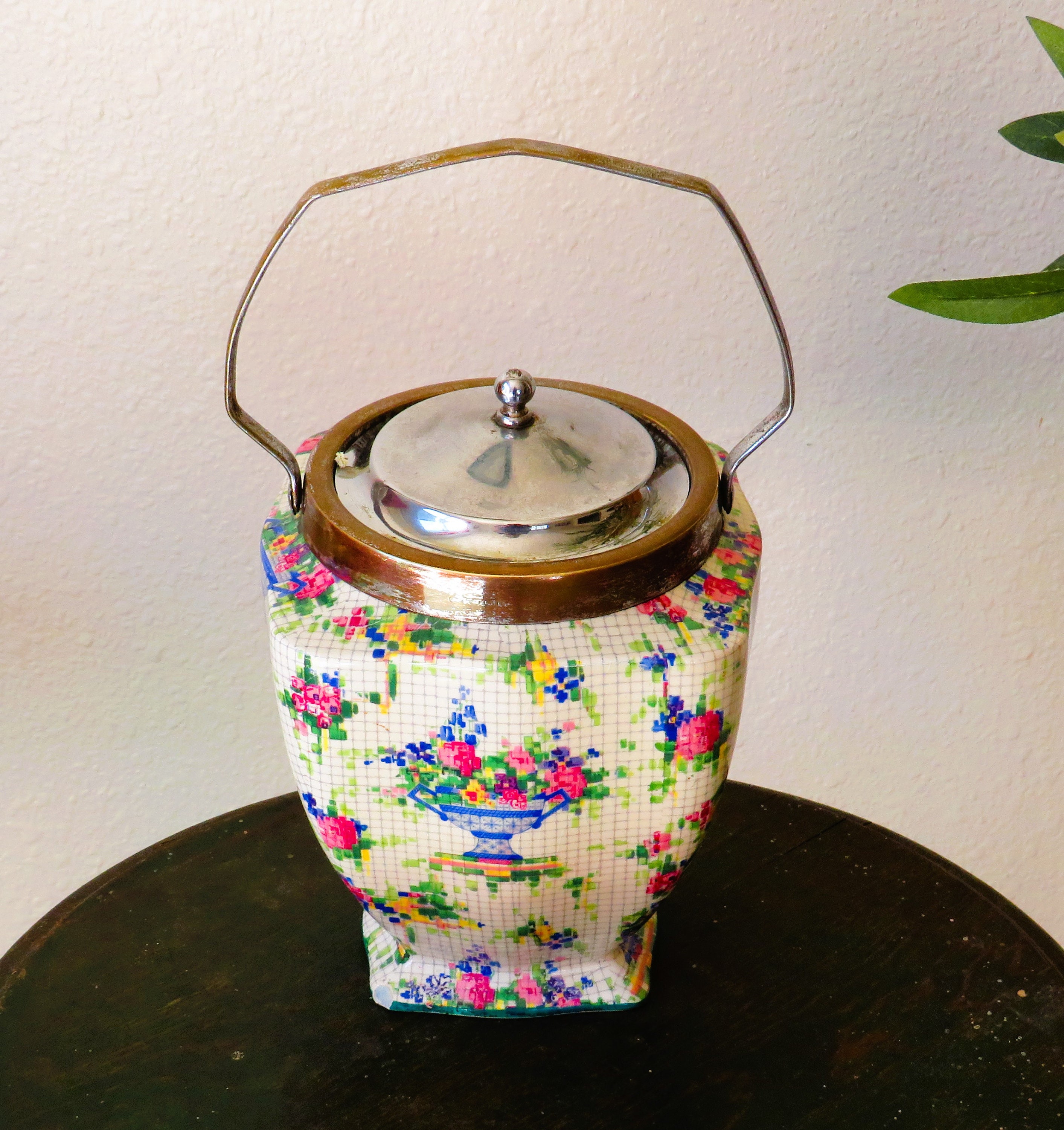 イギリスアンティーク、 Winton のc/s Vintage English Chintz Royal Winton Sampler Biscuit Barrel