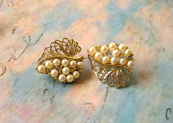 Vintage Lisner Pearl Crystal Gold Clip Earrings display picture 1