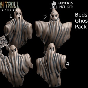 Könnte beinhalten: Ein Set aus vier 3D-gedruckten Geisterfiguren, die für Tabletop-Spiele konzipiert sind. Die Geister sind aus hellbraunem Kunststoff gefertigt und haben eine strukturierte, stoffartige Oberfläche. Ein Geist hält ein Schild mit der Aufschrift "BOO!"