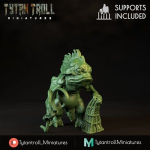 Könnte beinhalten: Grüne 3D-gedruckte Miniatur eines froschartigen Wesens, das ein Netz und einen Haken hält. Die Miniatur ist für Tabletop-Rollenspiele konzipiert.