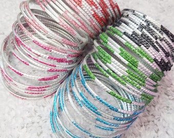 Maat: 2-10 ML – GLAZEN armbanden: matzilver geverfde basis met gekleurde glitter – 12 stuks, 1 dozijn – Indiase armbandenset – € 500