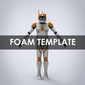 Puede incluir: Imagen de cuerpo entero de una figura blindada blanca y naranja, con el texto "FOAM TEMPLATE" en el pecho. La figura tiene un casco con visera y antena, y la armadura tiene detalles en naranja. La figura está de pie sobre un fondo gris claro.