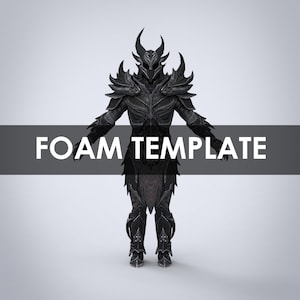 Può includere: Un modello in schiuma nero e argento di un personaggio che indossa un'armatura con un elmo cornuto. Il testo "FOAM TEMPLATE" è visibile nella parte inferiore dell'immagine.