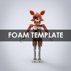 Könnte beinhalten: Ein roter und brauner animatronischer Fuchs mit einem Haken als Hand und einem Augenklapp. Der Animatronik steht auf einer weißen Oberfläche mit dem Text "FOAM TEMPLATE" in schwarzen Buchstaben.