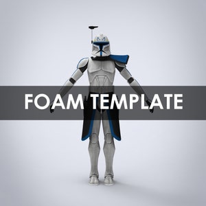 Puede incluir: Una figura de acción de un clon de soldado de Star Wars blanco y azul con un casco y una capa azul. La figura está de pie con los brazos extendidos. El texto "FOAM TEMPLATE" se muestra en una barra negra debajo de la figura.