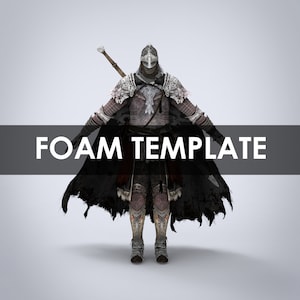 Puede incluir: Una plantilla de espuma de un caballero con armadura, espada y capa. El caballero lleva un casco con visera y tiene un diseño blanco y rojo en la armadura. La plantilla está etiquetada como "FOAM TEMPLATE".