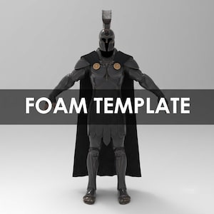 Könnte beinhalten: Ein schwarzer Ganzkörper-Rüstungsanzug mit einem Helm im Spartaner-Stil mit Kamm, Schulterstücken, einem Brustpanzer mit zwei kreisförmigen goldenen Emblemen und einem langen schwarzen Umhang. Der Text FOAM TEMPLATE ist mittig eingeblendet.