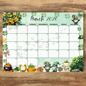 Peut inclure: Calendrier de mars 2026 avec un fond vert clair et des accents de trèfles. Le calendrier présente des illustrations de lutins, de chaudrons d'or et d'un fer à cheval. Le texte "March 2026" est écrit dans une police décorative.