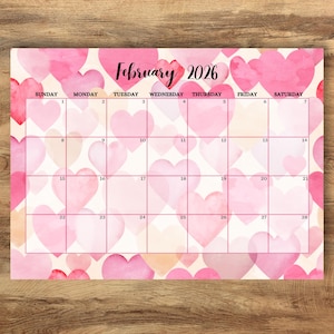Può includere: Un calendario di febbraio 2026 con uno sfondo a forma di cuore rosa. La griglia del calendario è sovrapposta al disegno del cuore, con date e giorni della settimana chiaramente indicati. Il nome del mese è in corsivo.