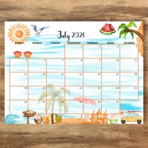 Könnte beinhalten: Ein Kalenderblatt für Juli 2026 mit einem Strandmotiv in Aquarelloptik. Der Hintergrund zeigt blaues Wasser und Sand mit Illustrationen von Sonne, Möwe, Sonnenbrille, Wassermelone, Palmen, einem Strandschild, einer Sandburg und einem gelben Auto.