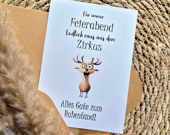 Può includere: Un biglietto d'auguri rettangolare bianco con un cervo dei cartoni animati con occhi spalancati e bocca aperta. Il testo recita: Für immer Feierabend Endlich raus aus dem Zirkus Alles Gute zum Ruhestand! Il biglietto è inserito in una busta marrone.